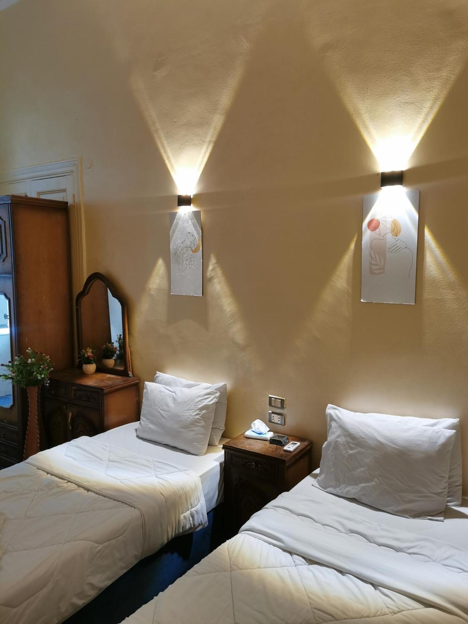 Hello World Hotel *